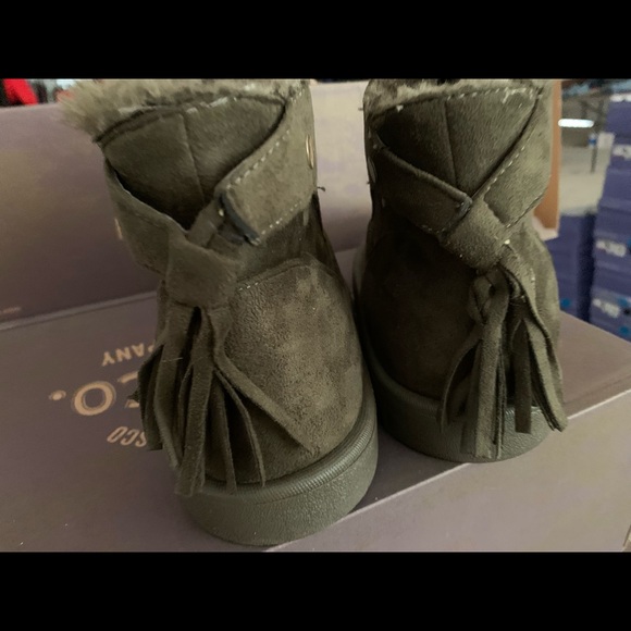 Roebuck and Co. size 6 olive faux fur boots. - Picture 2 of 4